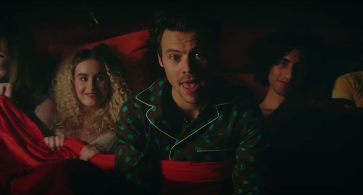 Harry Styles deita com estranhos no divertido clipe de “Late Night Talking”; assista