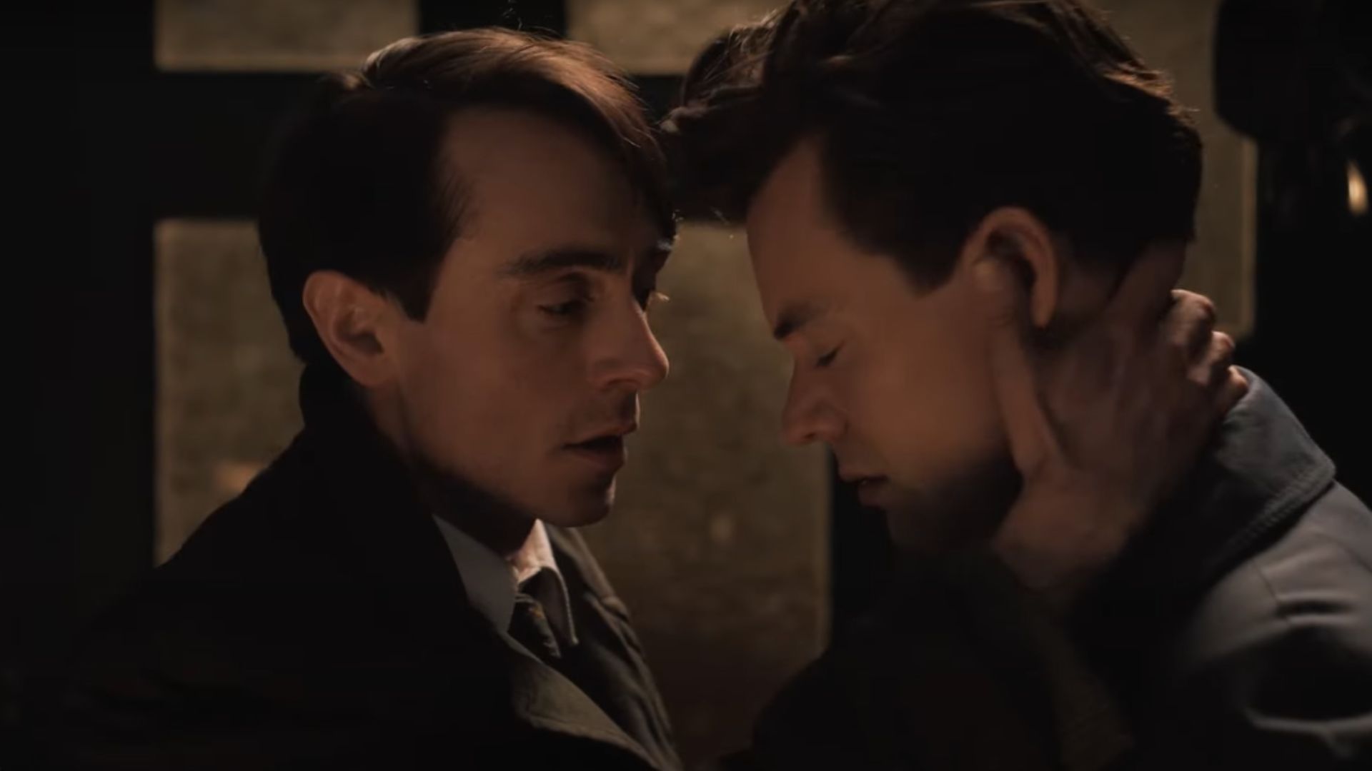 Harry Styles, Emma Corrin e David Dawson vivem trisal no trailer de “My Policeman”