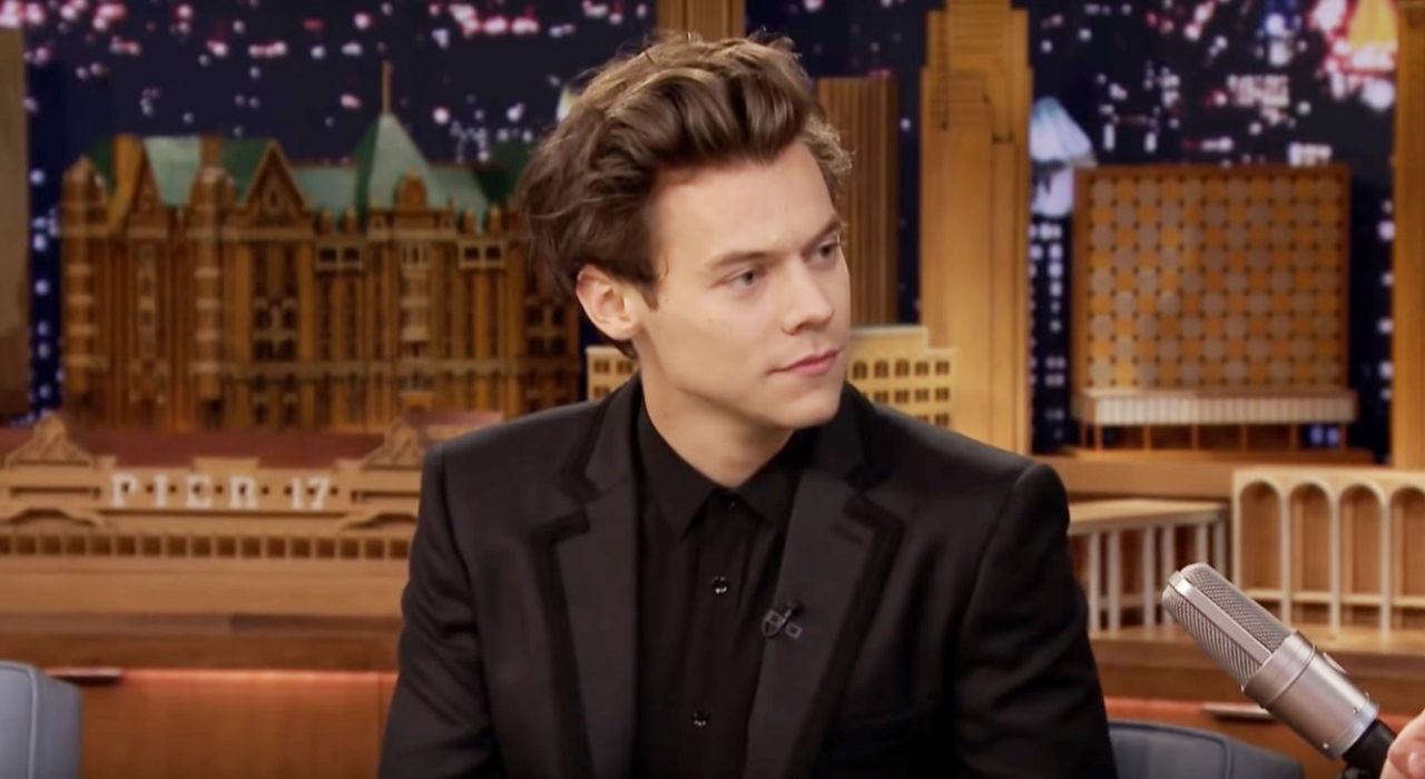 Harry Styles nega ter dado dinheiro a morador de rua para que eles se ”divertissem” em quarto de hotel