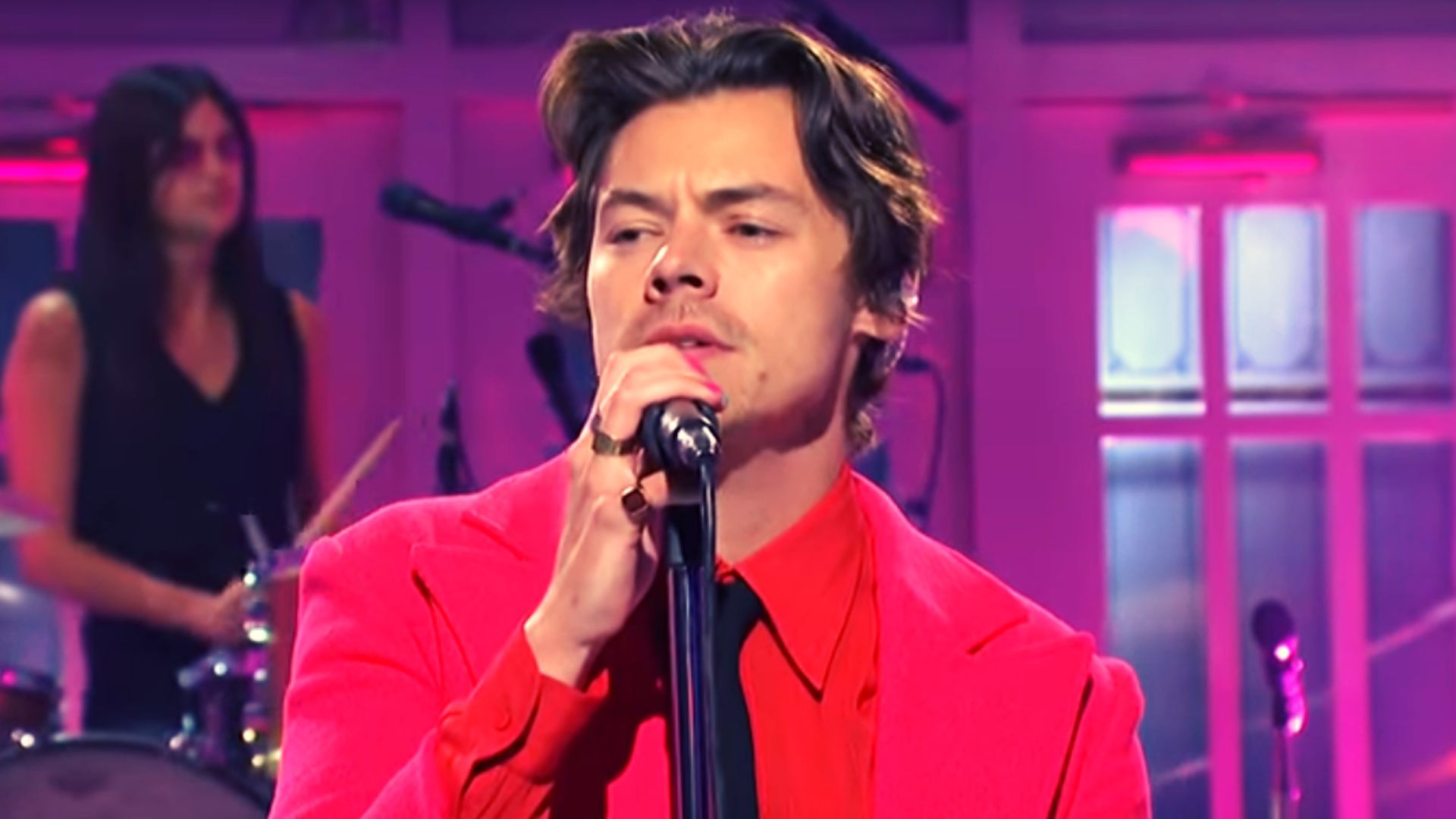 Harry Styles lança novo single, Watermelon Sugar, no Saturday Night Live; assista