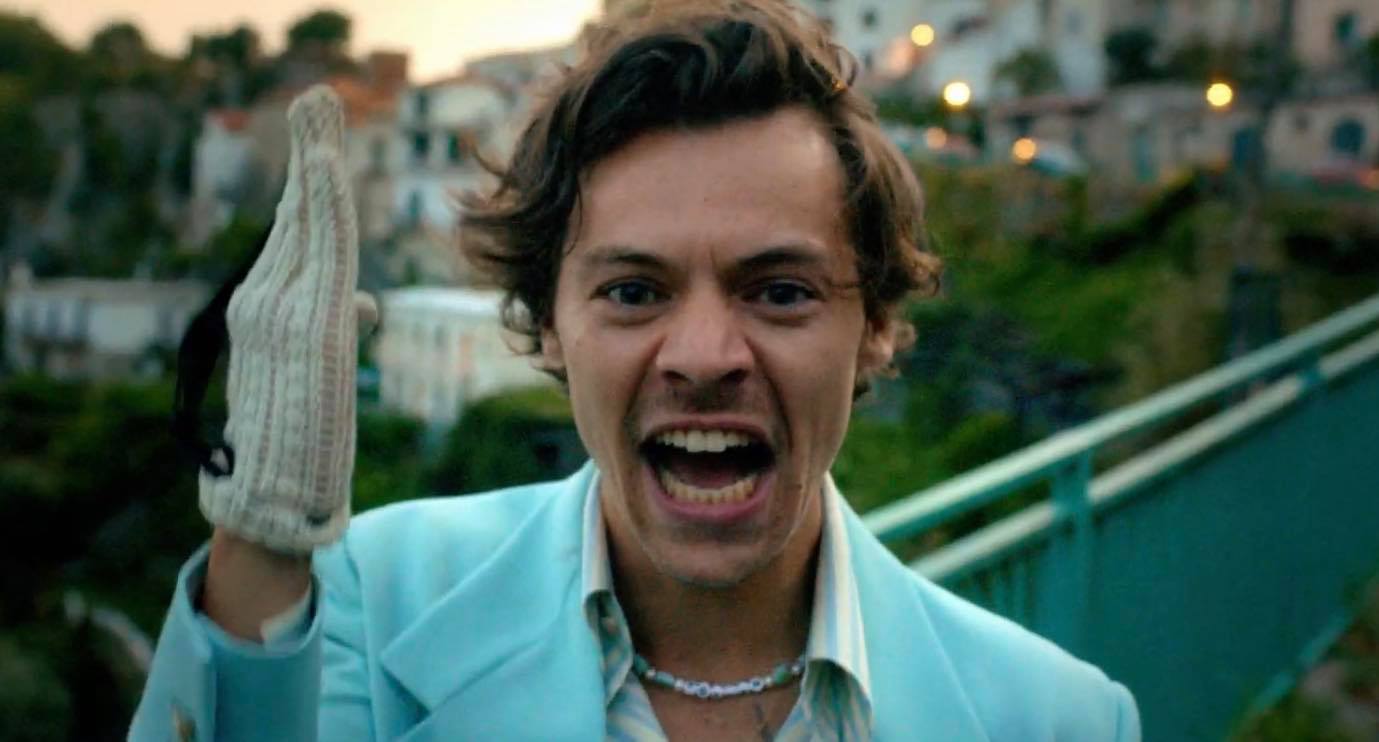 Harry Styles esbanja estilo praiano em clipe de “Golden”