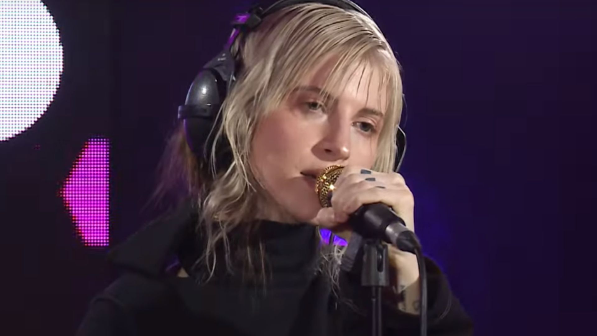 Hayley William faz cover de Don’t Start Now, de Dua Lipa, no Live Lounge; confira