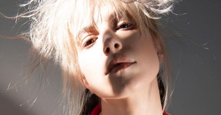 Hayley Williams manda recado a fãs de Paramore após comentário homofóbico de ex-guitarrista Josh Farro