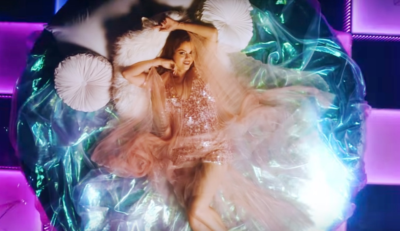 Selena Gomez usa vestido de estilista brasileira no clipe de Rare