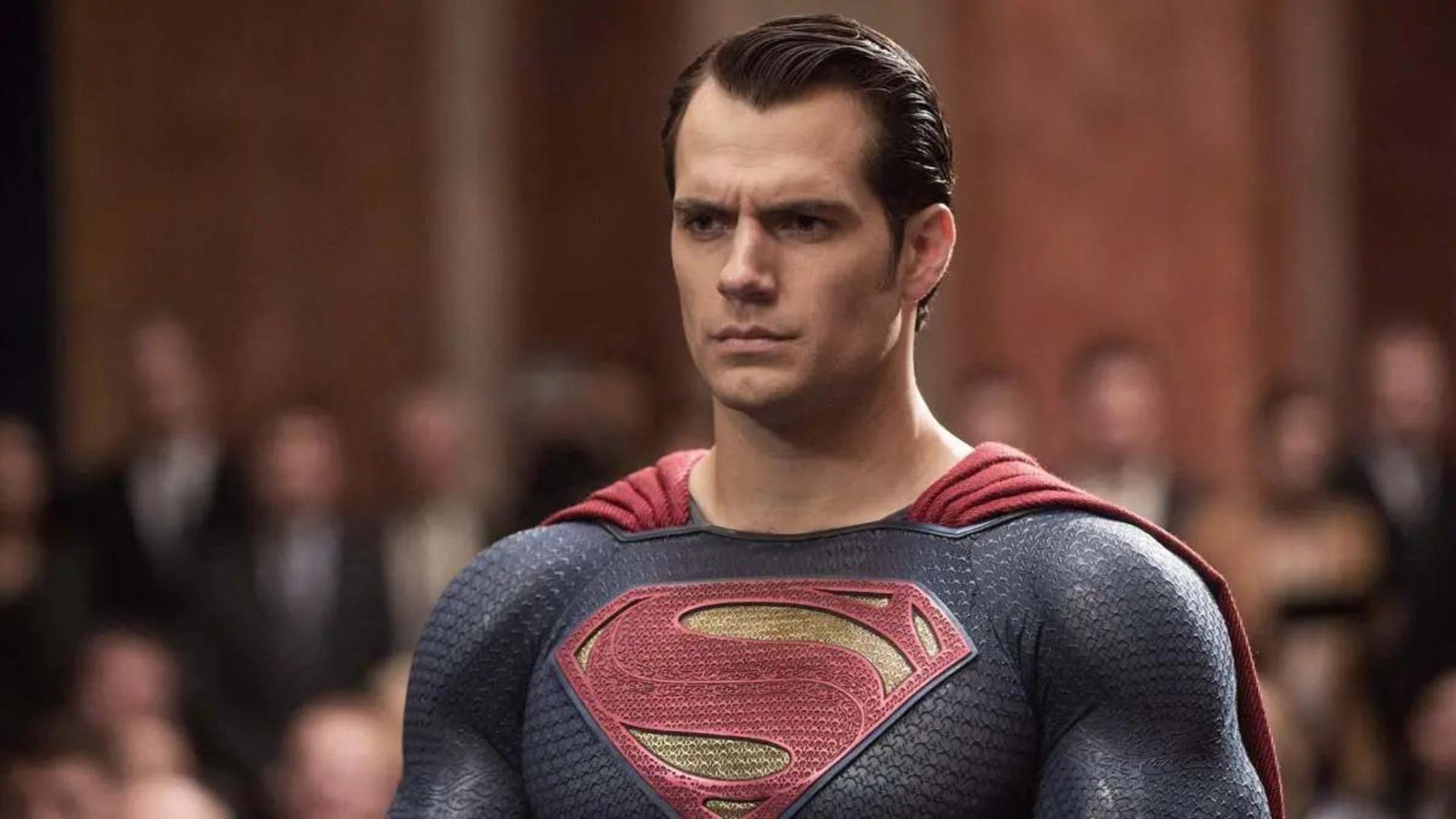 Henry Cavill diz que se sente lisonjeado por voltar a viver Superman