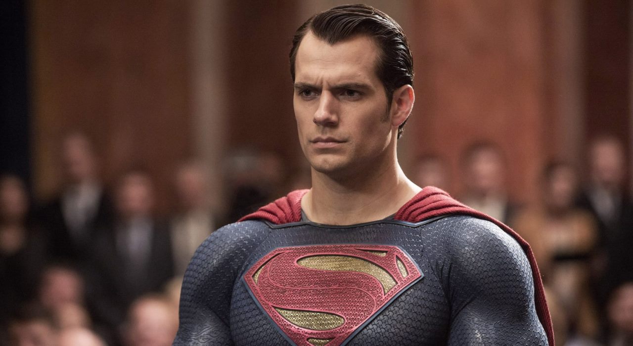 Henry Cavill garante que não desistiu do papel de Superman: “A capa está no armário”