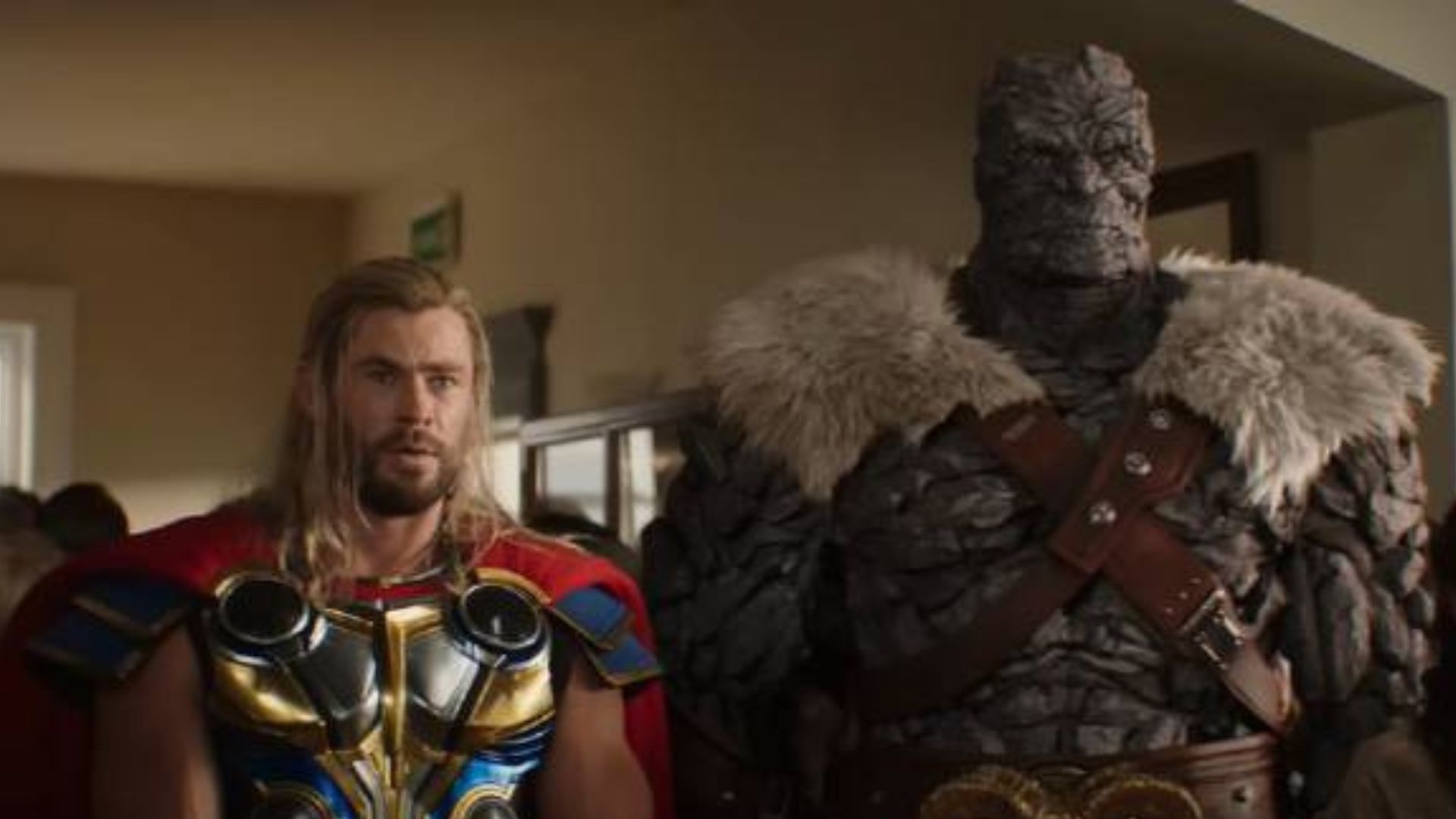 Herói tenta recuperar martelo das mãos de Jane em nova cena de “Thor 4”
