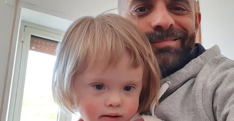 Homem adota garota com Síndrome de Down rejeitada por 20 famílias: “Deficiência não é defeito”