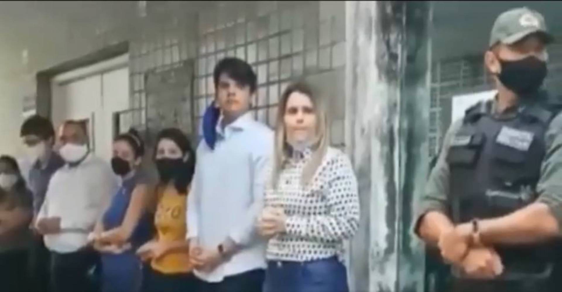 Menina de 10 anos entrou em hospital no porta-mala, enquanto médico distraía religiosos, diz jornal