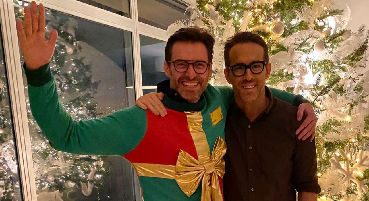 Hugh Jackman compartilha foto com famoso moletom de Natal de Ryan Reynolds