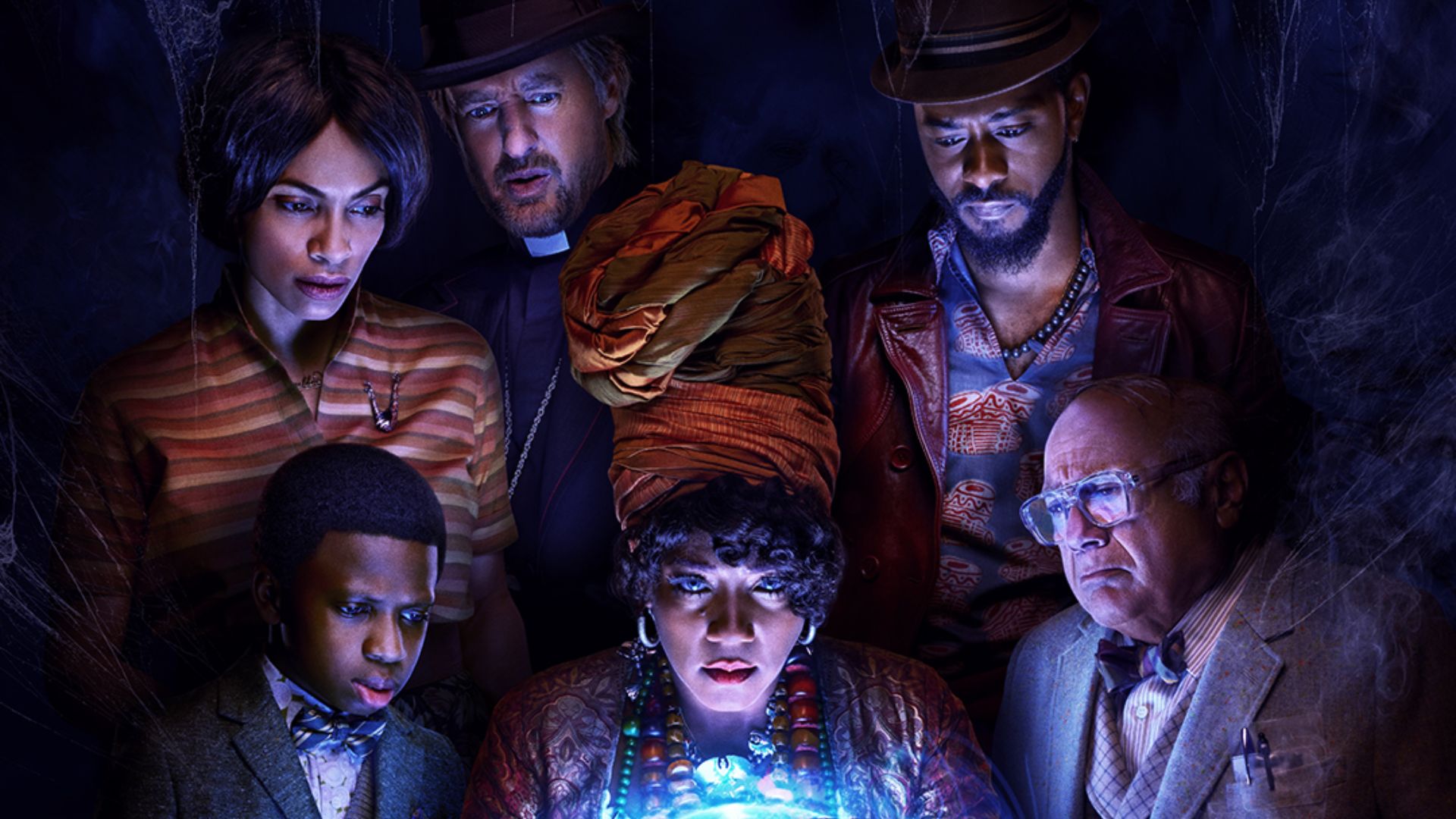 Humanos e fantasmas entram em guerra no novo trailer de “Mansão Mal-Assombrada”