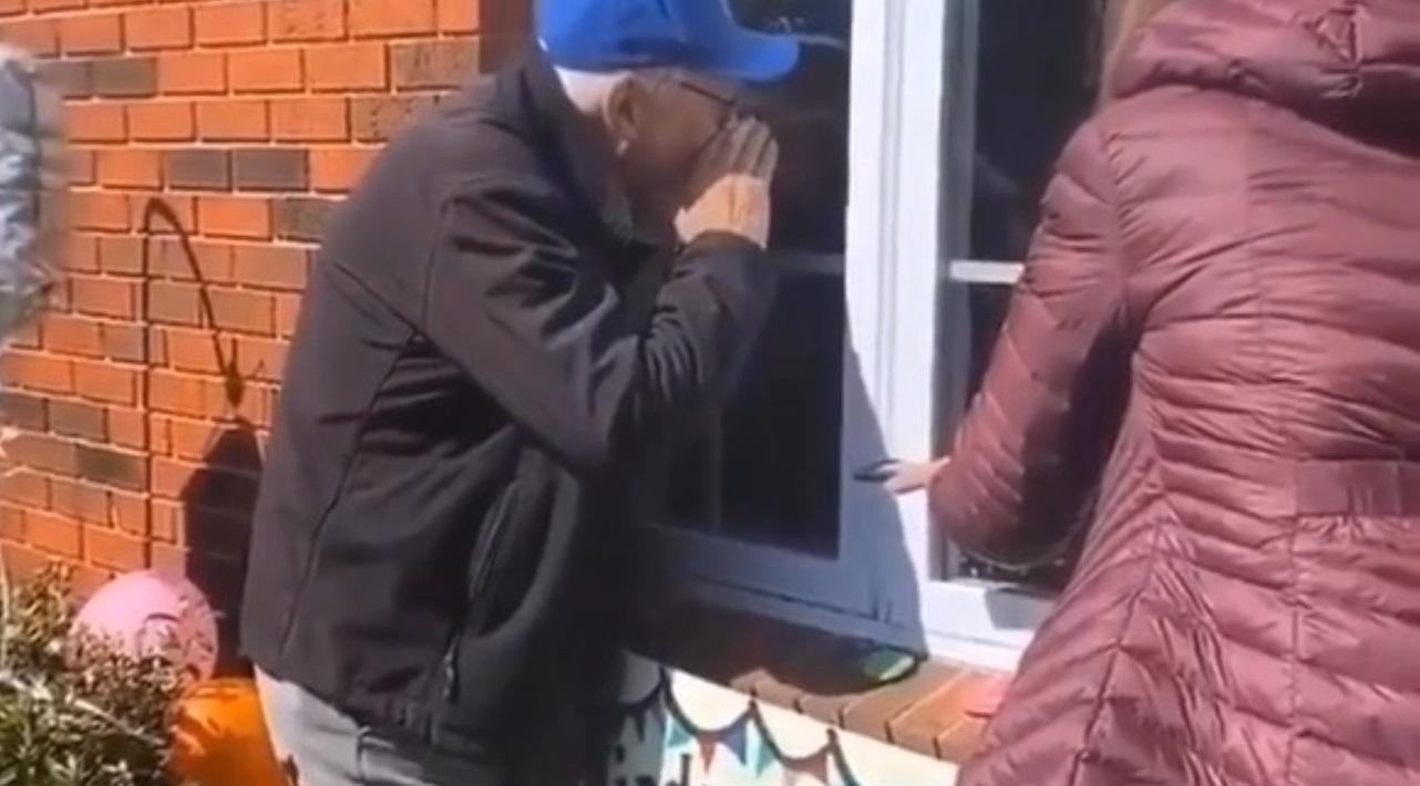 Italiano faz serenata da janela para esposa isolada em lar de idosos devido a restrições contra o coronavírus