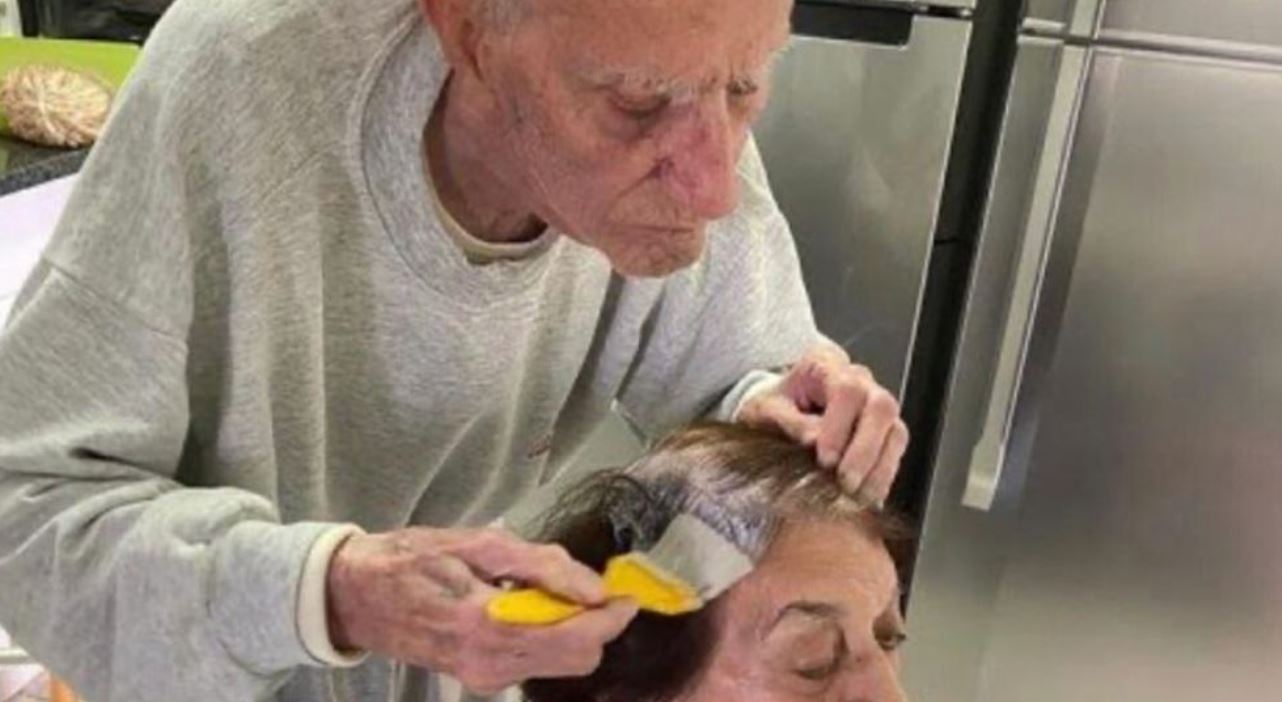 Israelense de 92 anos pinta cabelo da esposa ao substituir salão de beleza durante a quarentena