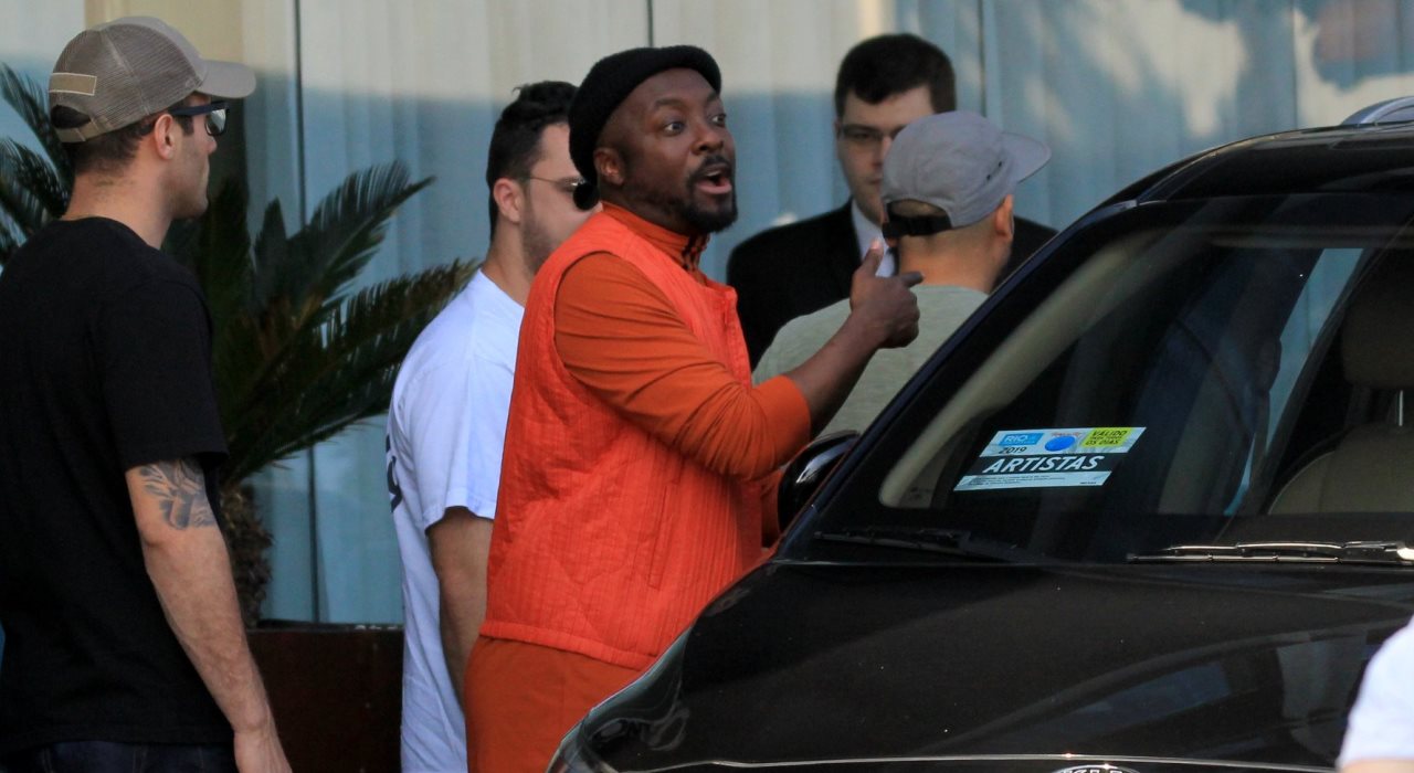 Com o fim do Rock in Rio, Black Eyed Peas deixa hotel e tira foto com fãs