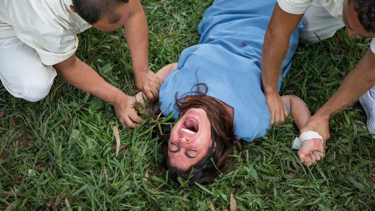 “Insânia”: Carol Castro é internada em clínica psiquiátrica no novo trailer; assista