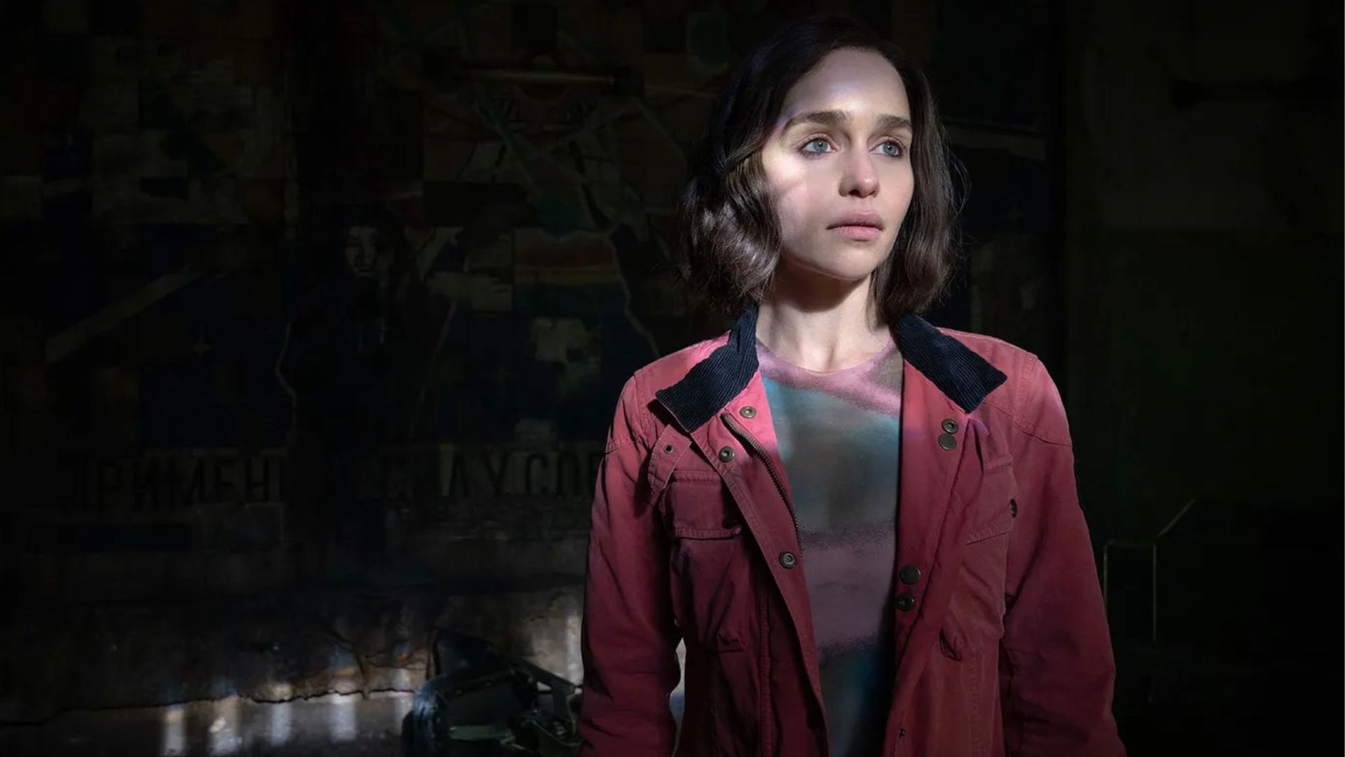Emilia Clarke celebra alusão à vivência de refugiados em “Invasão Secreta”