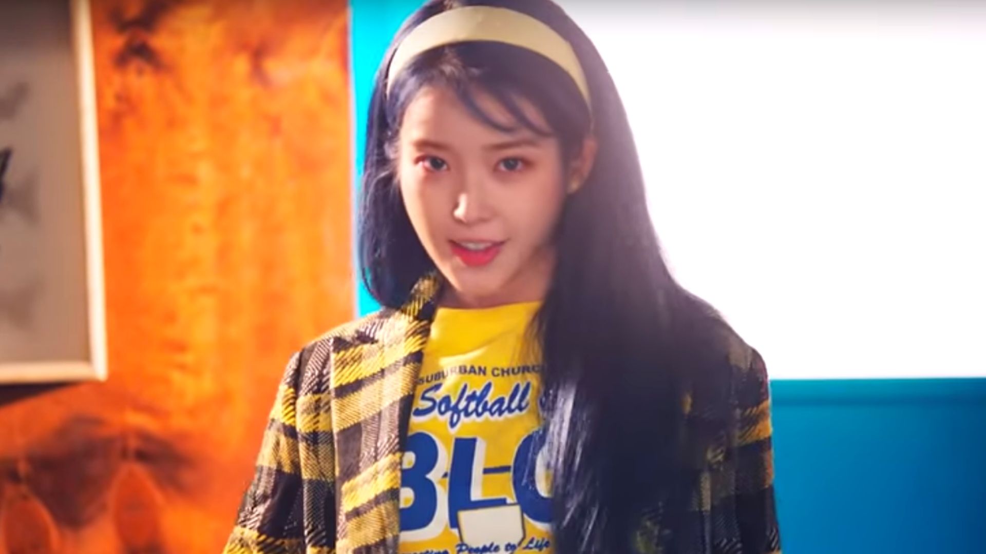 IU está de volta com o clipe de Blueming; assista