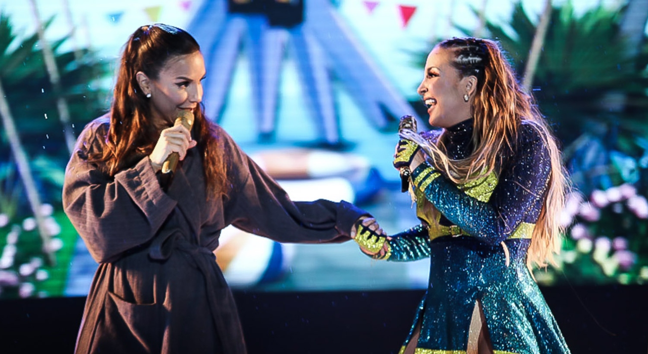 Ivete Sangalo canta de roupão em show de Claudia Leitte no Festival Eletriza