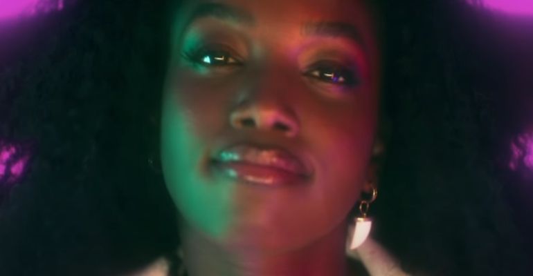 “Dona de Mim”, da IZA, ganha nova versão para o Dia das Mulheres; assista ao clipe