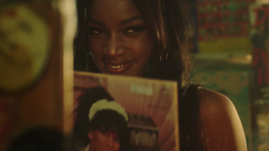 IZA usa referências desde Donna Summer até Raimundos na música e no clipe Meu Talismã