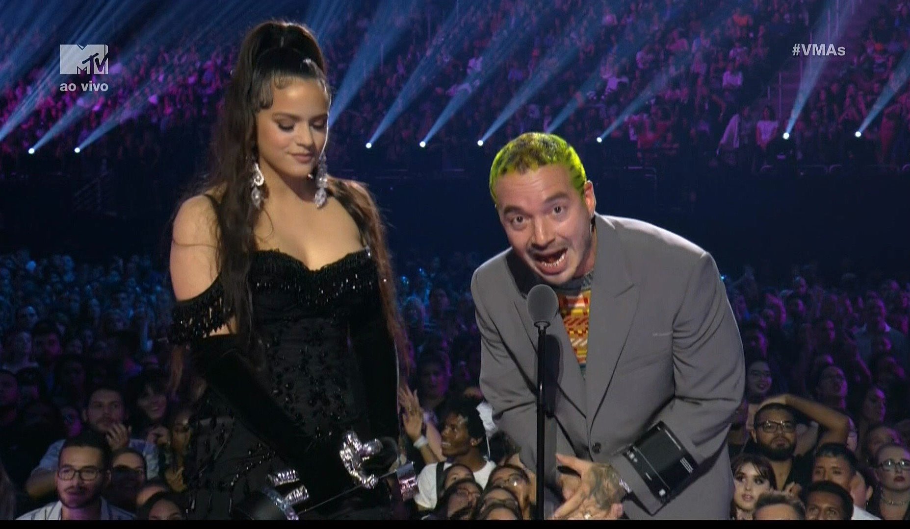 J Balvin protesta pela Amazônia no palco do VMA: “Precisamos de ajuda!”