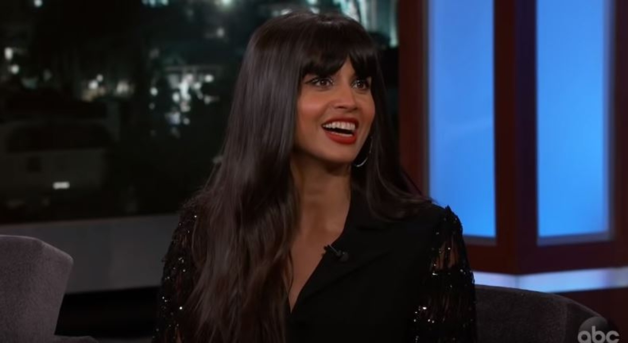 Jameela Jamil revela que quase morreu por seguir conselho de Ted Danson