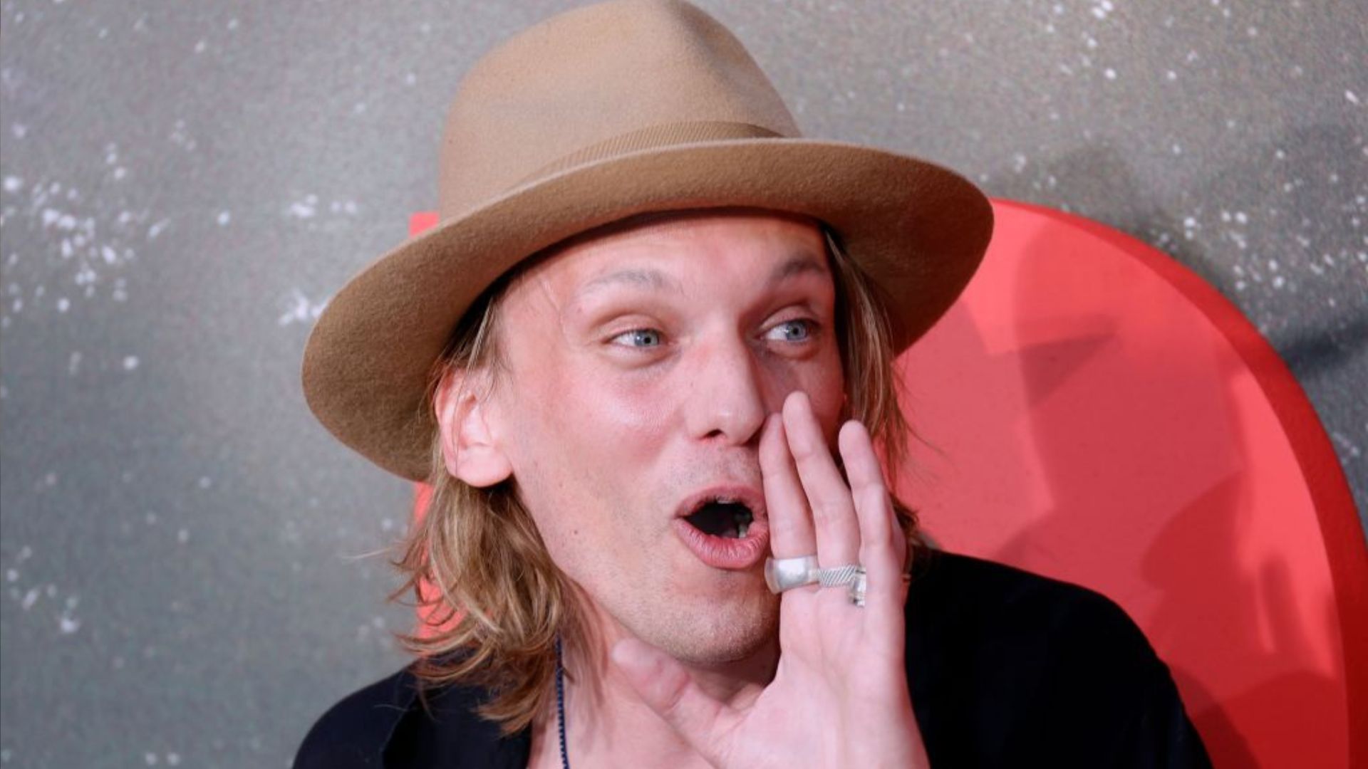 Jamie Campbell Bower, o Vecna de “Stranger Things”, detona Bolsonaro: “Um completo escr*to”