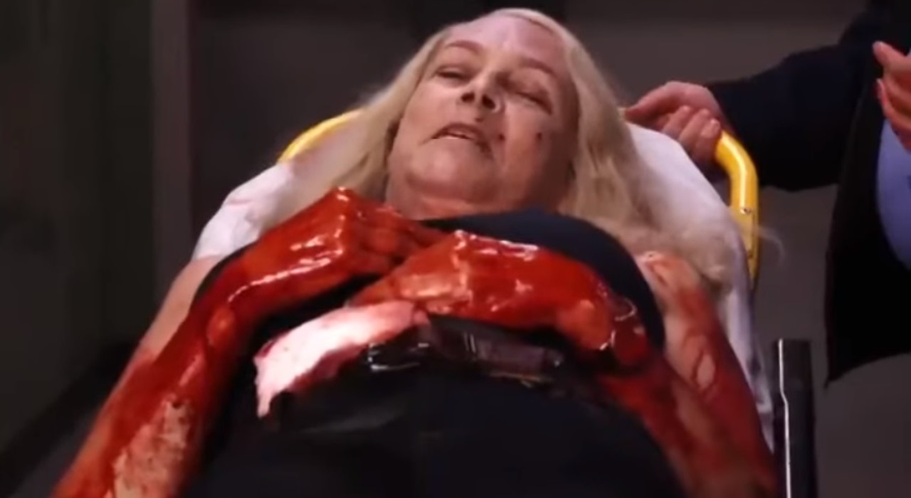 Halloween Kills: Jamie Lee Curtis aparece em maca com sangue falso nos bastidores do longa