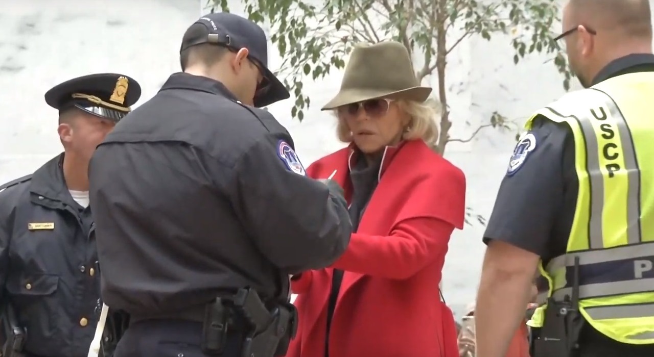 Jane Fonda é presa pela quarta semana seguida após protestos contra mudanças climáticas dentro do Senado dos EUA