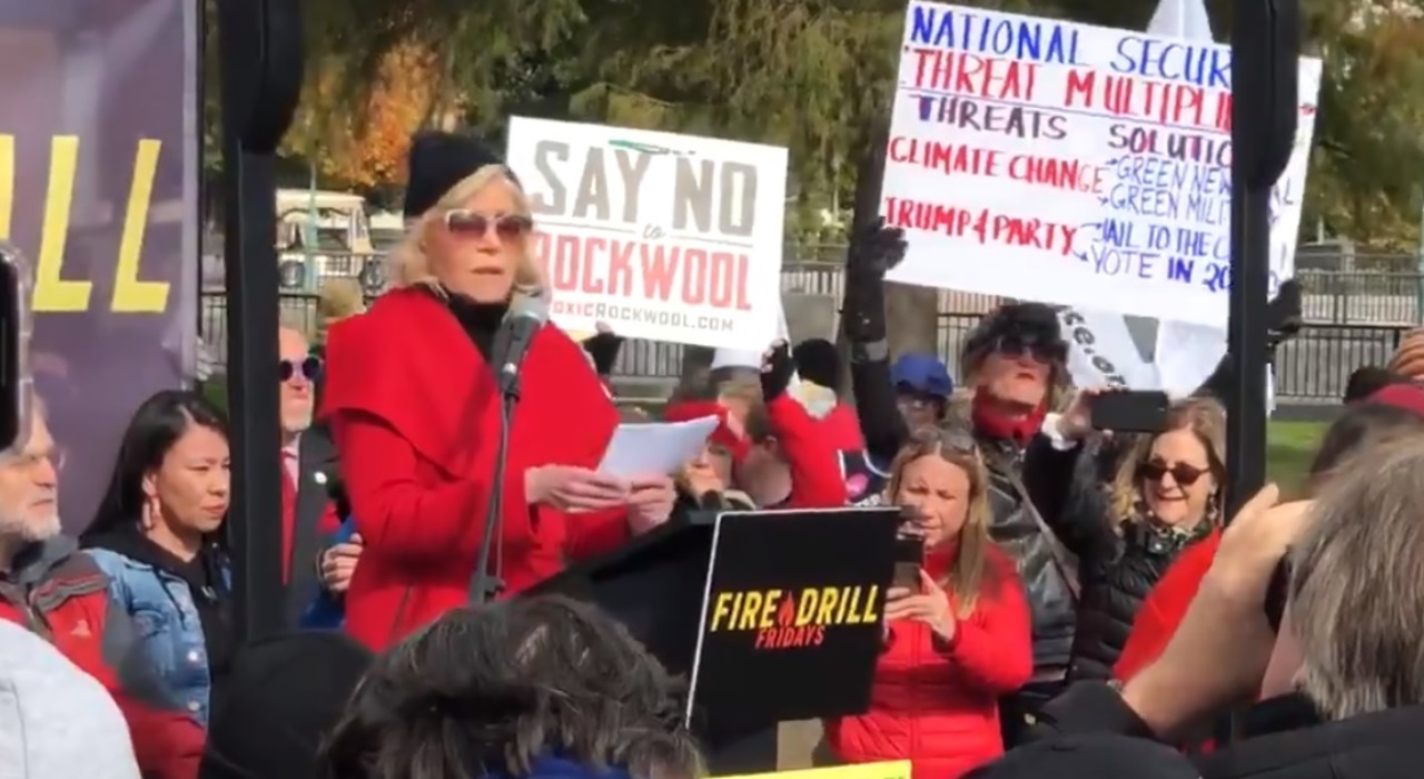 Jane Fonda participa de protestos contra mudanças climáticas pela quinta semana seguida e discursa sobre males do petróleo