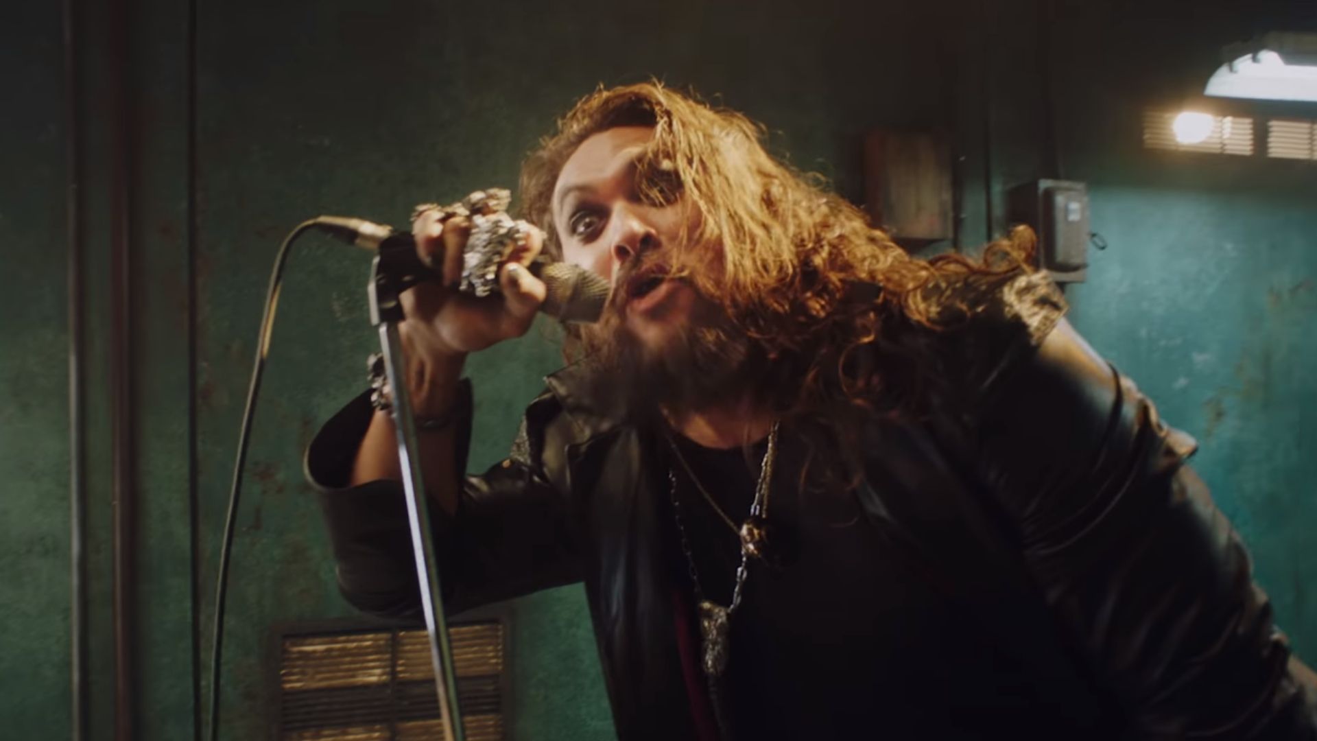Jason Momoa vira Ozzy Osbourne no teaser do clipe de Scary Little Green Men; assista