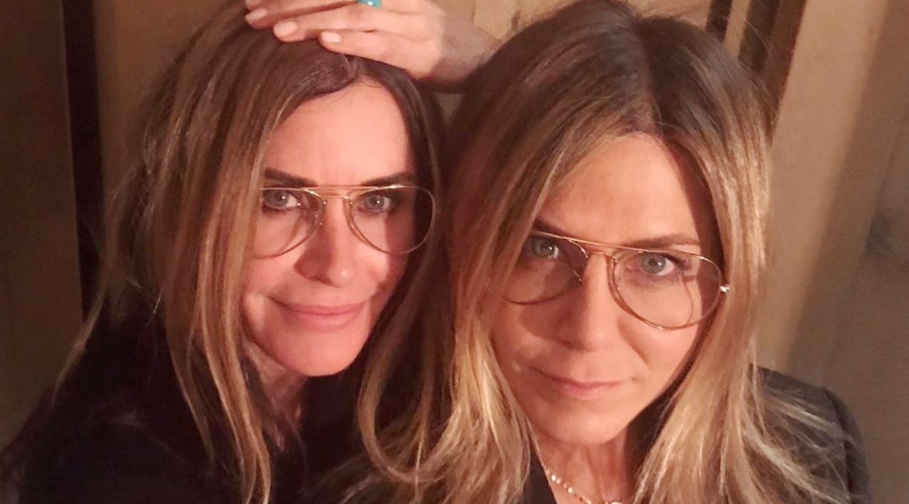 Courteney Cox se transforma em Jennifer Aniston em comemoração ao aniversário de 51 anos da atriz
