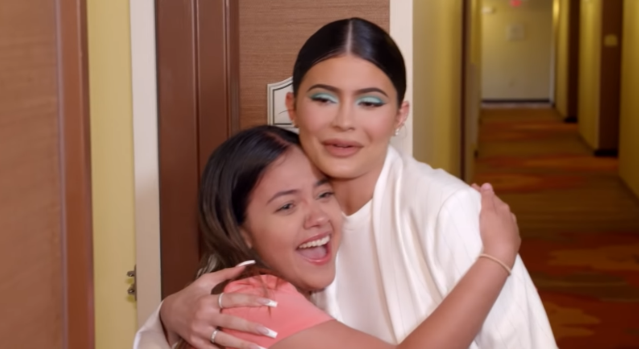 Kylie Jenner doa 250 mil dólares para ajudar fã e escola de crianças carentes