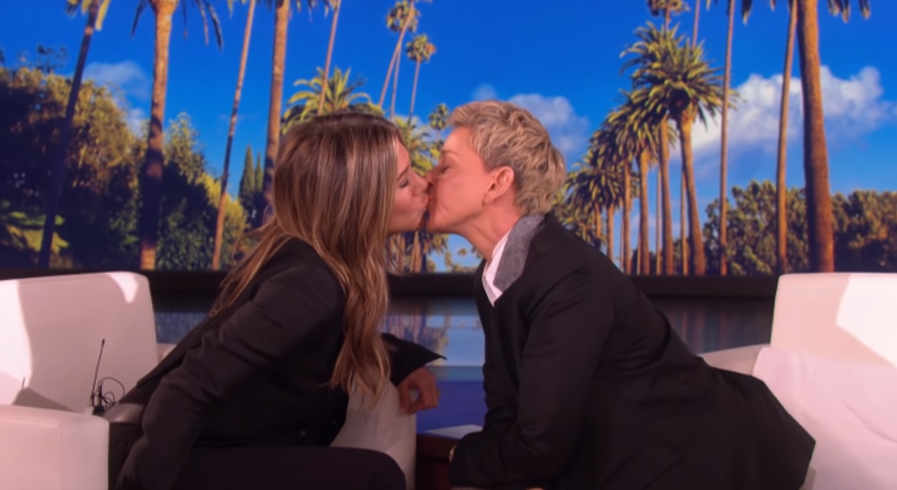 Jennifer Aniston dá selinho em Ellen DeGeneres e fala sobre possível reboot de Friends