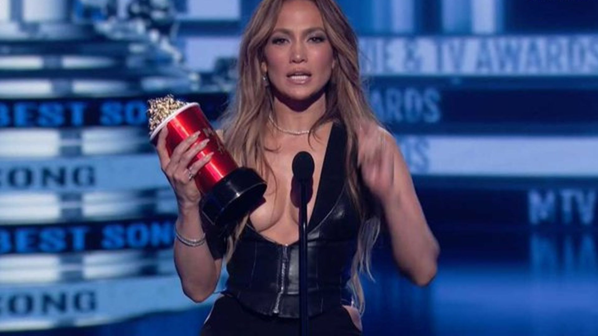 Jennifer Lopez é homenageada com Prêmio Geração no MTV Movie & TV Awards 2022