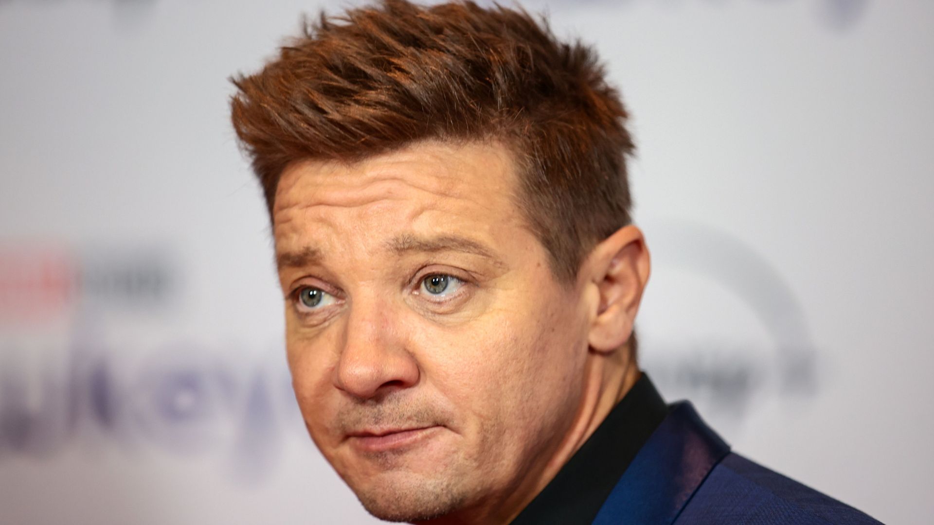 Jeremy Renner revela que teve 30 ossos quebrados em acidente