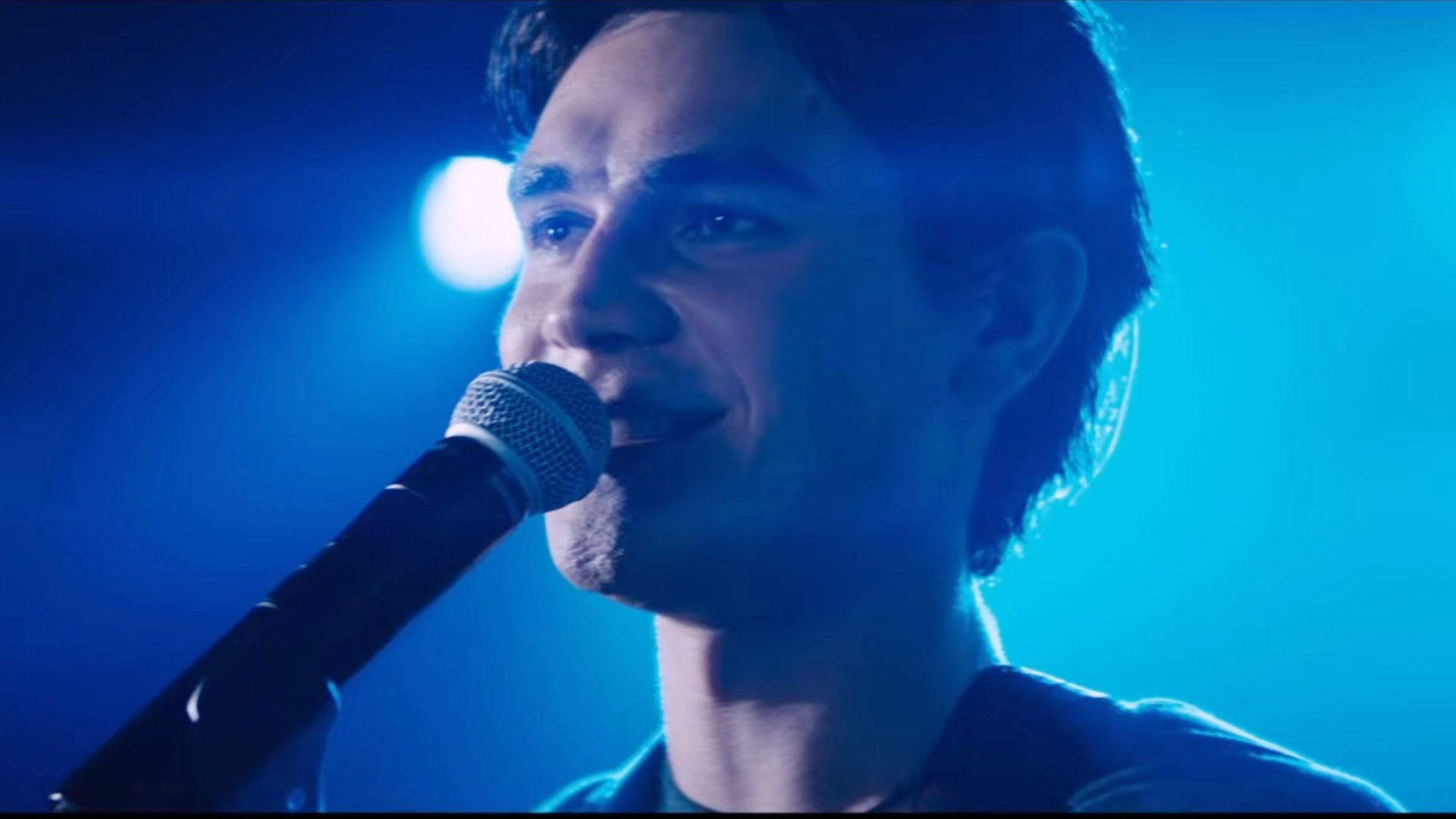 Astro de Riverdale vive cantor cristão no trailer do filme I Still Believe