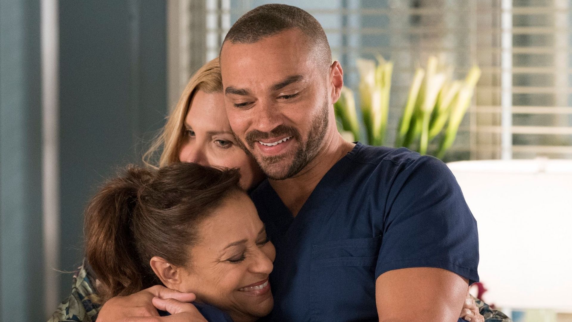 Jesse Williams, de “Grey’s Anatomy”, comenta sobre ficar nu diante de conhecidos em peça