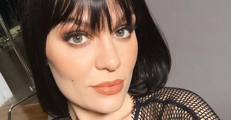 Jessie J é diagnosticada com doença rara após acordar surda de um ouvido: “Poderia ser muito pior”