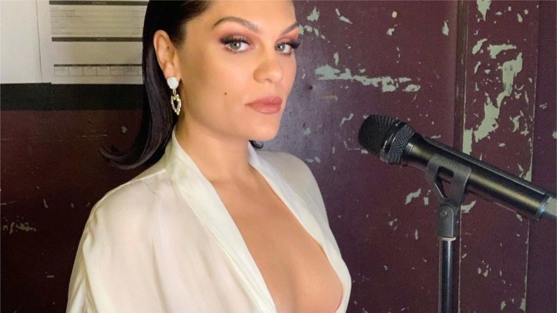 Doente, Jessie J pede que fãs usem álcool em gel nas mãos antes de fotos