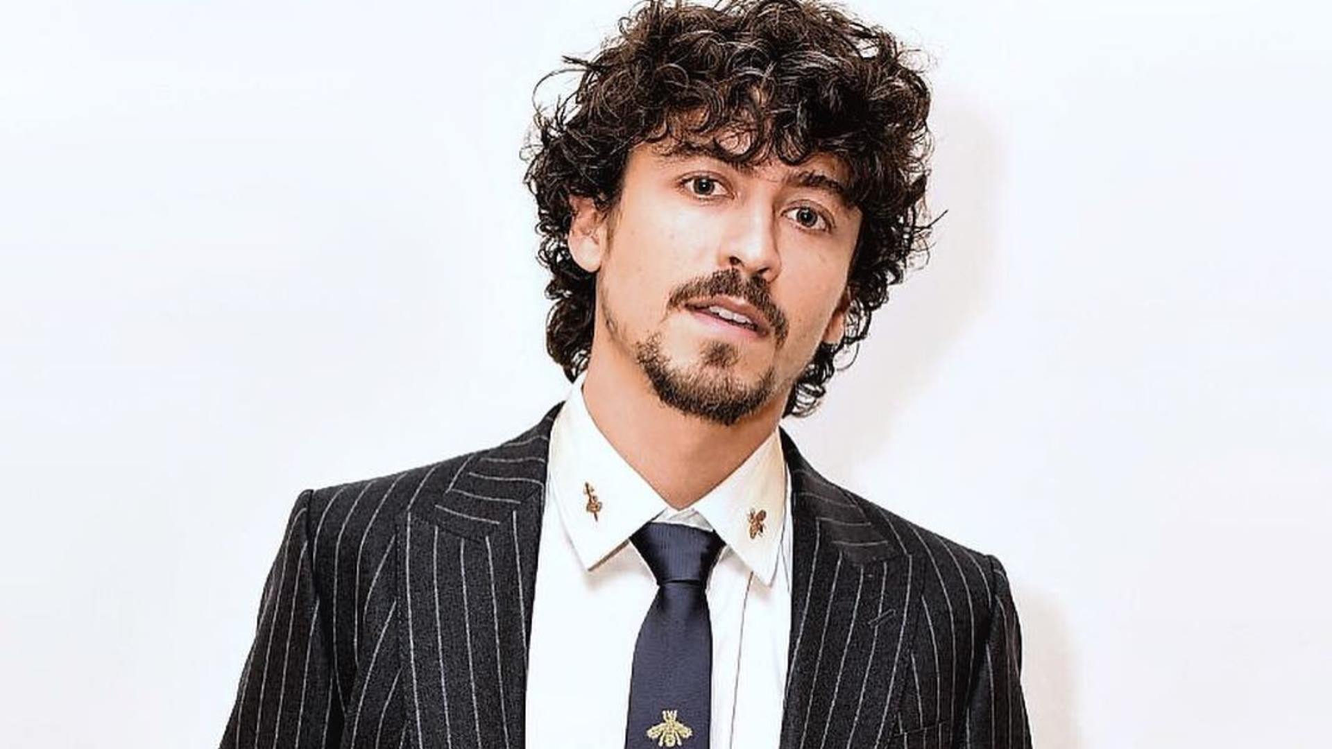 Jesuíta Barbosa fala sobre discussão da sexualidade: ”Se for para me colocar em função da comunidade, sou viado”