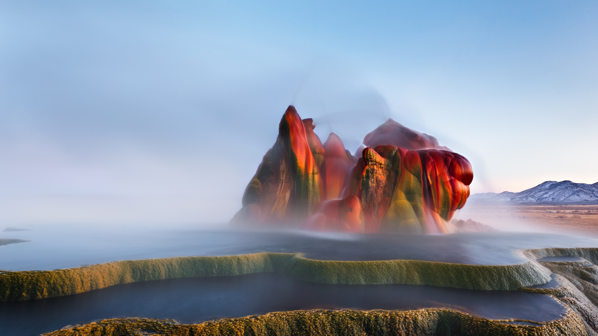 Fly Geyser: conheça a montanha colorida com um vulcão de água quente