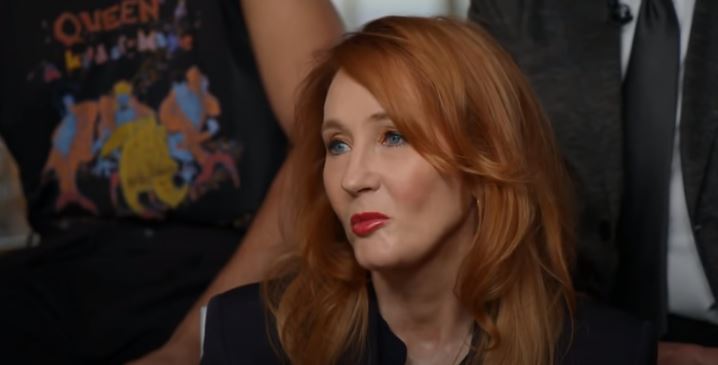 J.K. Rowling devolve prêmio após se envolver em polêmica com comunidade trans