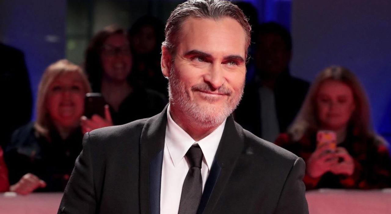 Joaquin Phoenix faz discurso emocionante e agradece irmão por ter se tornado ator