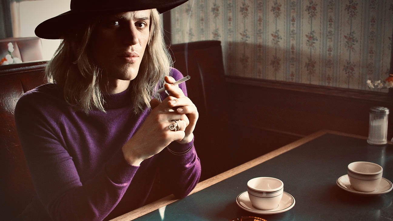 Johnny Flynn aparece como um jovem David Bowie em imagem do filme Stardust