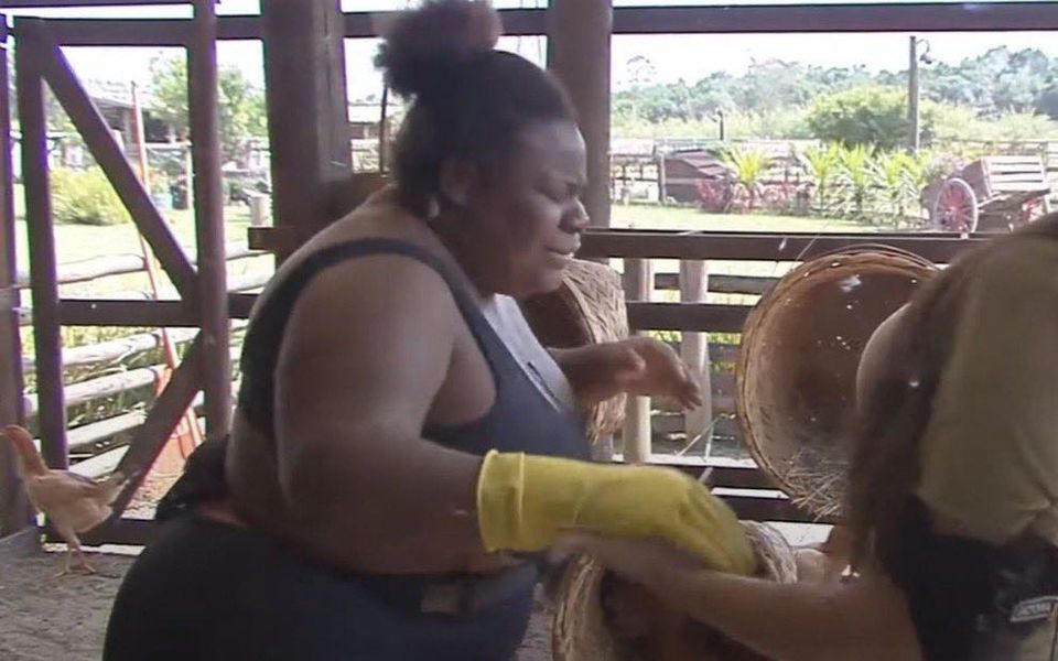 “A Fazenda 12”: Jojo Todynho passa mal durante tarefa com as galinhas