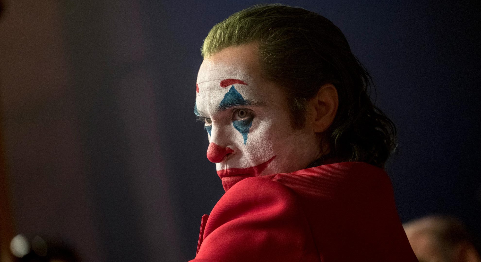 Warner Bros. nega que Coringa incentive a violência ao se retratar sobre controvérsias do filme