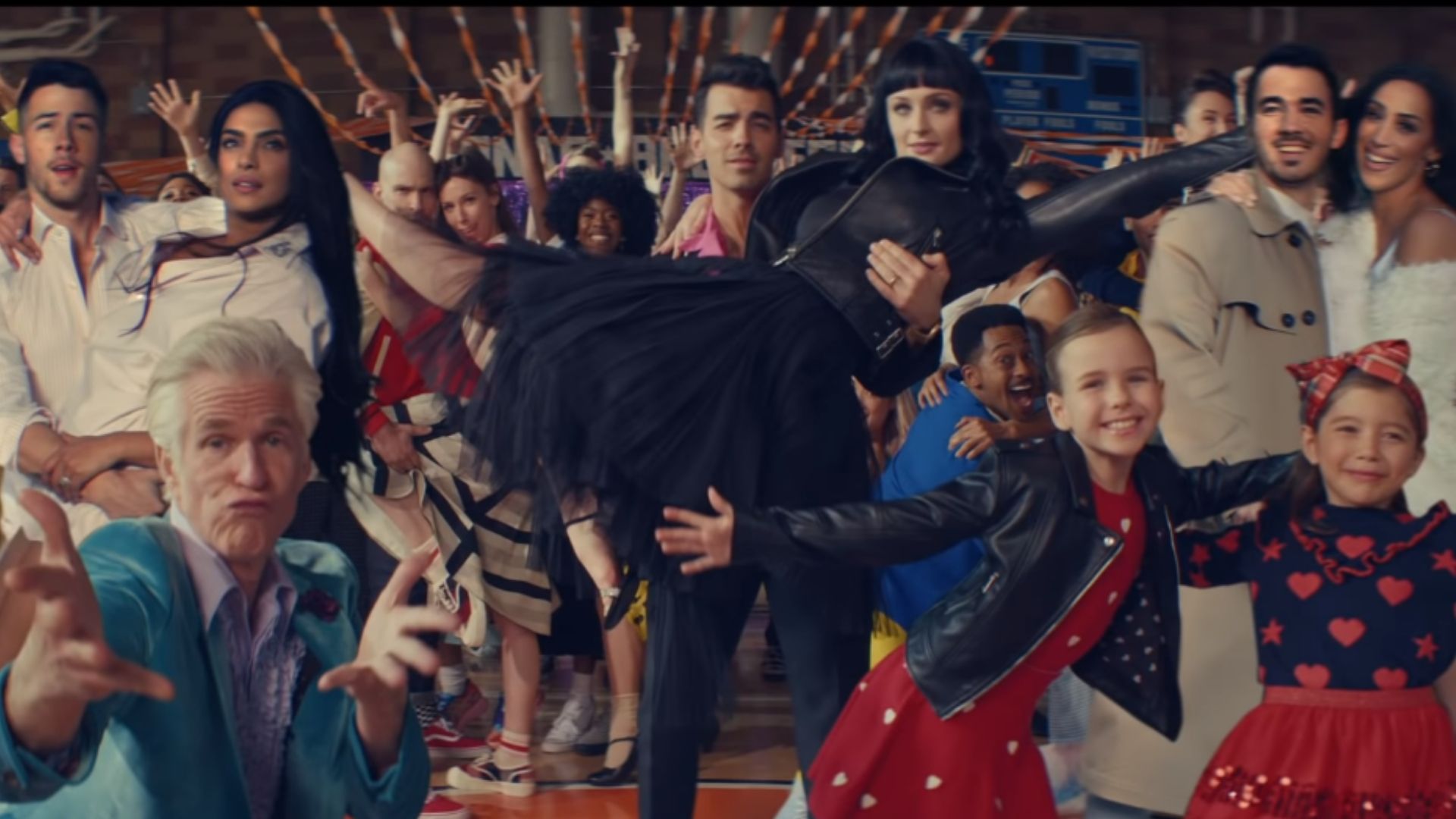 What A Man Gotta Do: Jonas Brothers lança clipe inspirado em Grease; assista