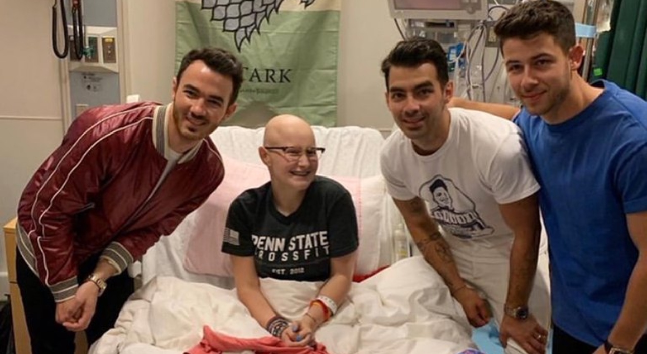 Jonas Brothers visitam fã adolescente que luta contra um câncer