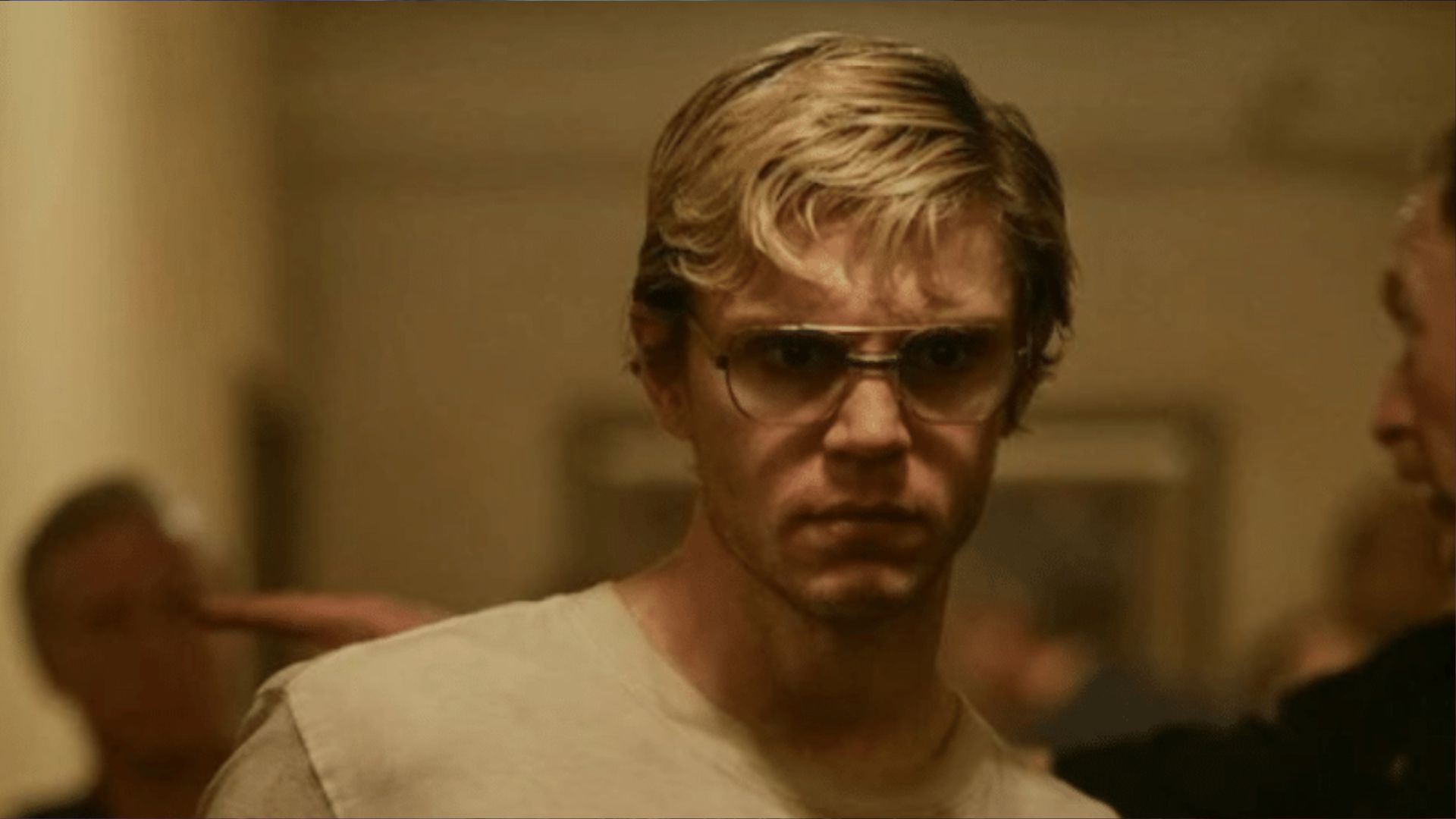 Jornal acusa Netflix de transformar o serial killer Jeffrey Dahmer em “símbolo sexual”